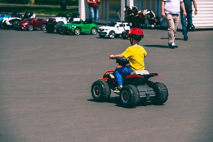 מה הכוונה בכלי רכב ממונעים לילדים?