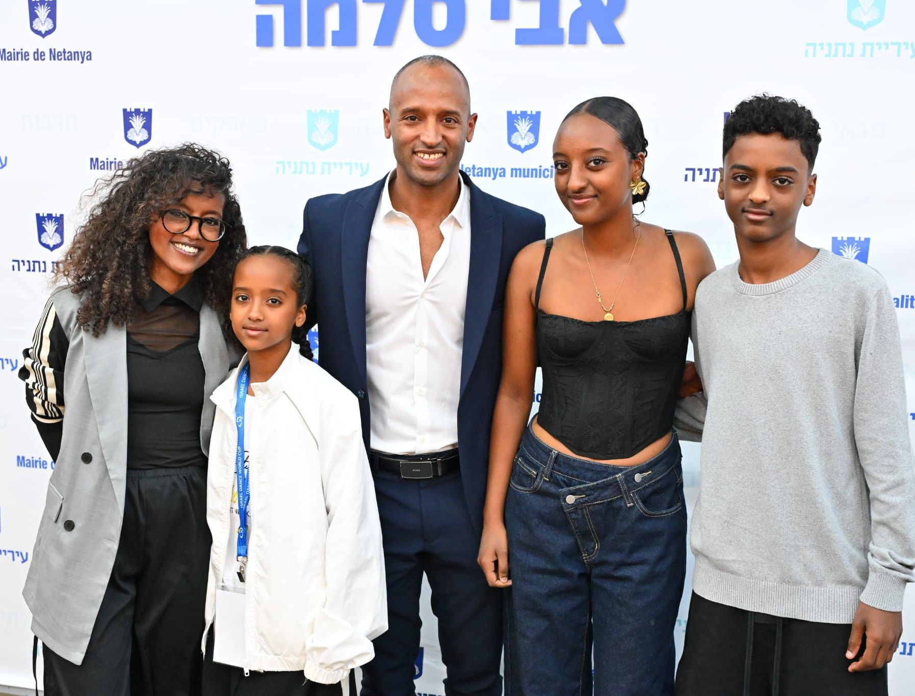 ���� ��  ��